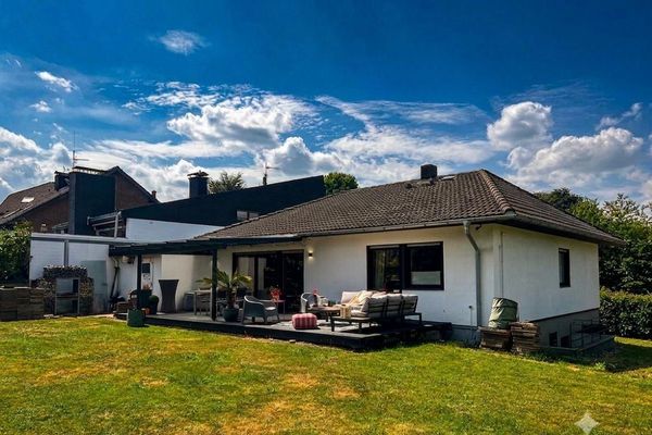 Großzügiges Einfamilienhaus mit wünderschönem Garten
