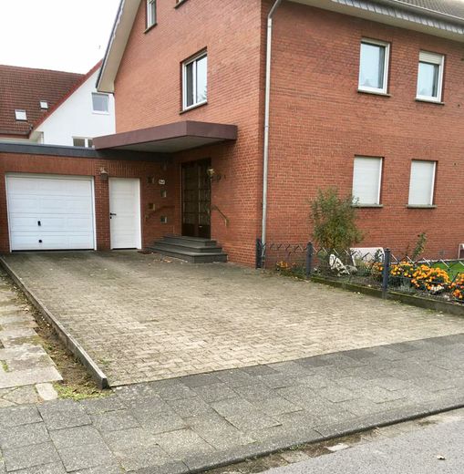 Ein- oder Zweifamilienhaus auf großzügigem Grundstück in zentraler Lage von Harsewinkel – Haustür