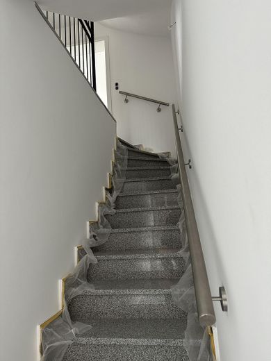 Premium 3-Zimmer-Maisonette-Wohnung mit offener Wohn-Ess-Küche, Dachterrasse & Fußbodenheizung – EG Eingangsbereich