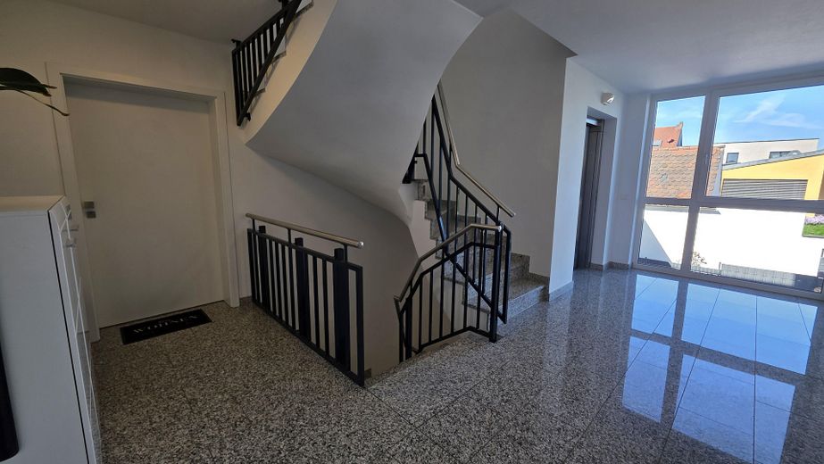 Treppenhaus mit Aufzug