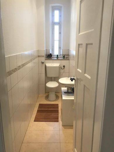 Separates WC /mit Spülbecken