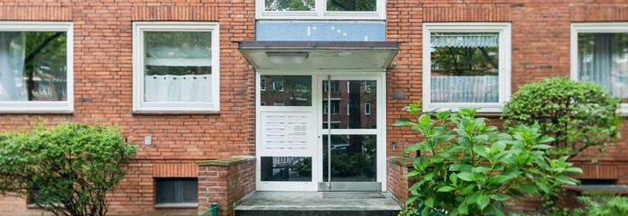 Appartement lumineux de 3 pièces avec beaucoup de potentiel – Eingang zum Haus