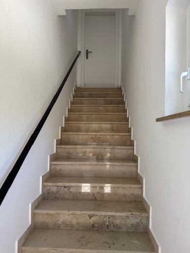 Ruhige 5 Zi-Whg. in Berg mit Balkon, renoviert – Zugang zum OG