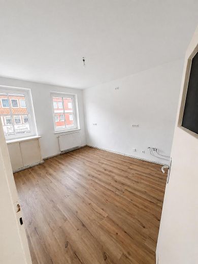 Teil-Renovierte helle 4,5 Zimmer Wohnung mit Balkon – Foto 4