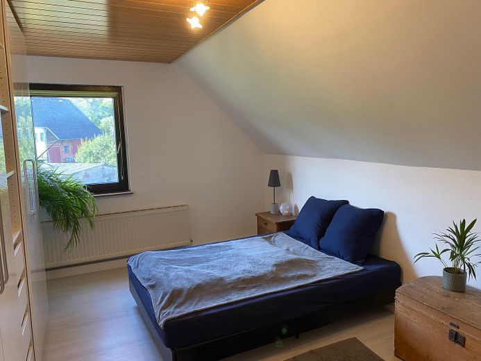 Freistehendes Familienhaus mit Fernblick und großem Garten. – Schlafzimmer im DG