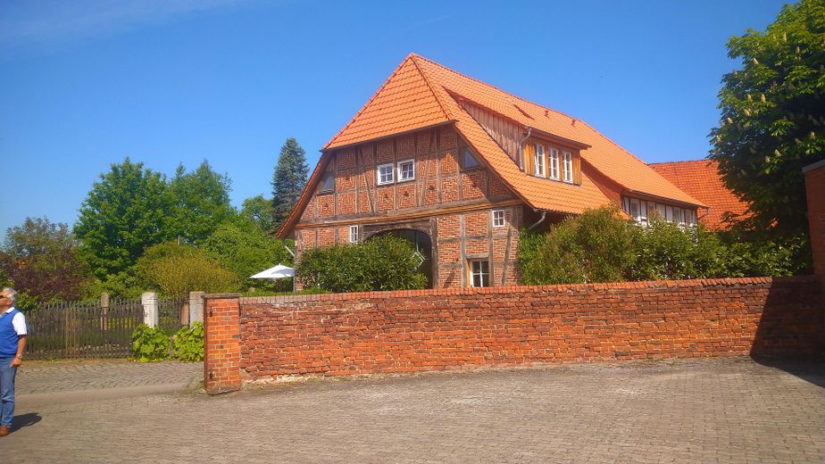 Blick vom Hinterhof zu Nachbar