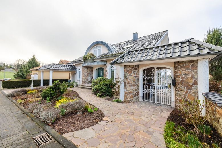 Villa mit Weitblick, Pool, Sauna und Koi-Teich in begehrter Lage von Hochscheid! – Willkommen