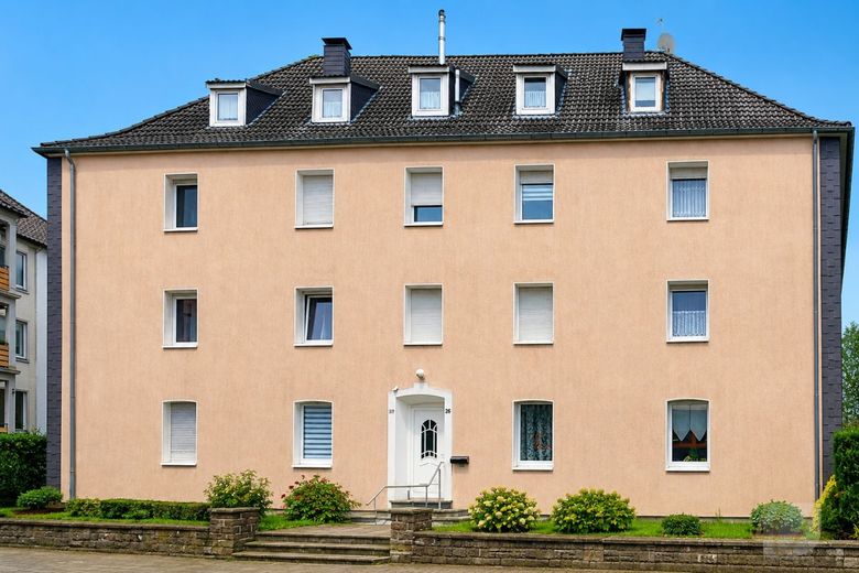 Seltene Gelegenheit: Großzügige 5-Zimmer-Dachgeschosswohnung mit Stellplatz unc ca.119m² Wohnfläche – Hausansicht