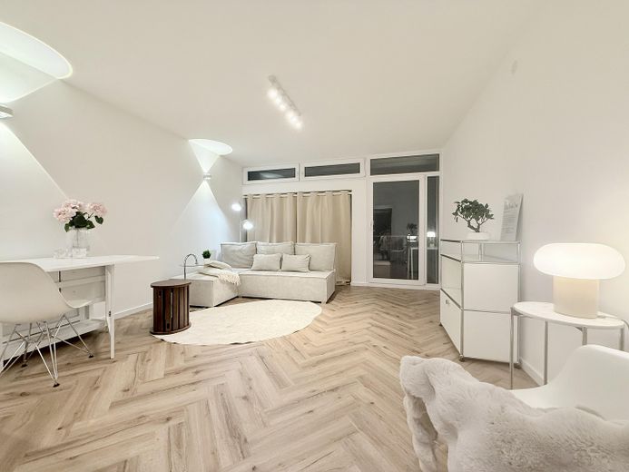 Hübsches, komplett saniertes App. mit Mini-Balkon, neu möbliert- frei ab sofort – Foto 1