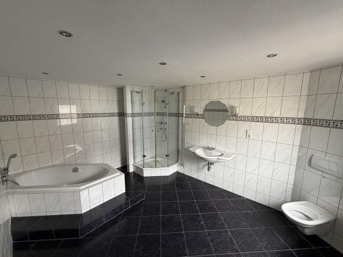 Per direct beschikbaar: ca. 184 m² verdeeld over 3 verdiepingen – als eengezinswoning of 2 appartementen – Bad OG