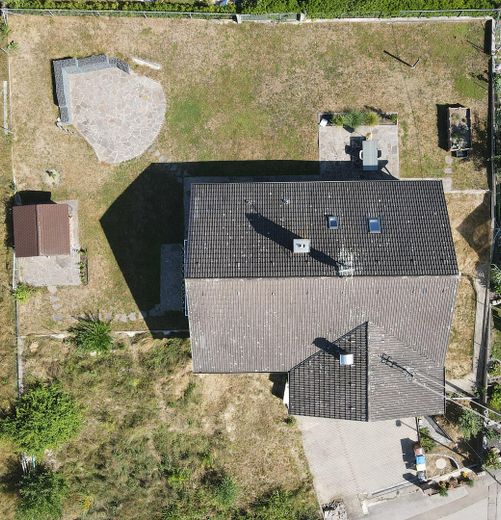 Großzügiges Einfamilienhaus in Ortsrandlage – 207 m² Wohnfläche auf 1.260 m² Grundstück – 06 Grundstück aus der Luft