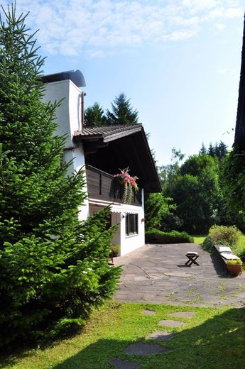Landhaus in idyllischer Naturkulisse von Bad Reichenhall – Blick zur Terrasse