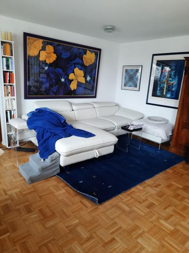 Empore  Fernsehen und Chillen