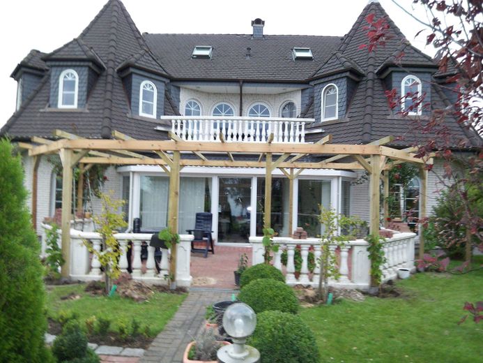Provisionsfreies, schönes Haus mit Hauptwohnung + 2 Einliegerwohnungen. Mit schönem Garten – Terasse vor Behandlung Holz