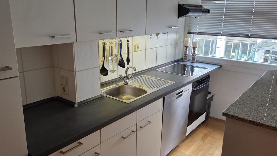 Vivienda moderna en Unterbilk: elegante apartamento con plaza de garaje subterráneo. – Küche mit Spüle und Fenster – 