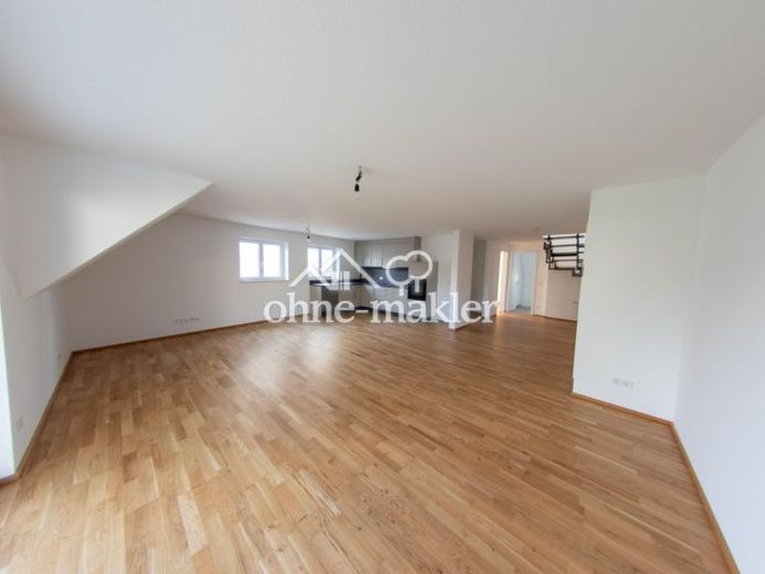 Yüksek kaliteli donanıma, balkona ve ankastre mutfağa sahip modern yeni dubleks daire – Fotoğraf 1