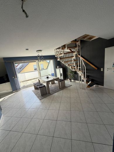 Zadbana 4,5-pokojowa maisonette z balkonem i kuchnią zabudowaną w Brühl, bez prowizji – Wohn- und Essbereich