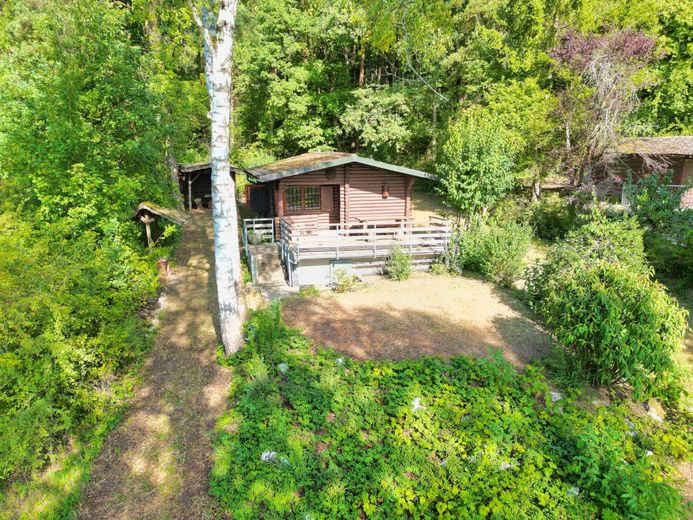 Herrlicher Ausblick in Dörfleins - Freizeitgrundstück mit massiver Blockhütte – Massive Blockhütte in traditioneller Holzbauweise - eingebettet in die Natur