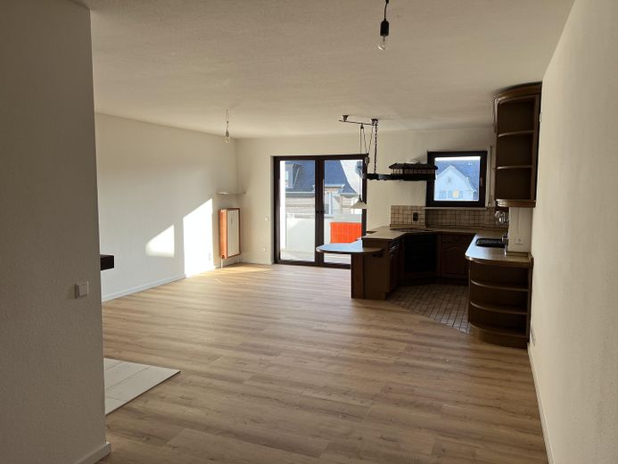 Otwarty 2-pokojowy apartament z balkonem i widokiem na Johannisberg – Wohnzimmer/Küche mit Balkon