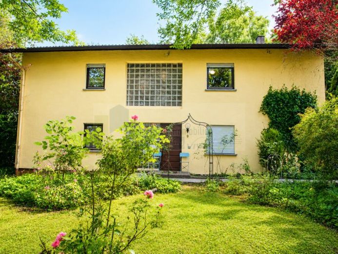 Repräsentatives Wohnen: Großzügiges und familienfreundliches Wohnhaus mit Garten, Balkon, zwei Garagen und gewachsenem Baumbestand in VS-Rietheim – Foto 1