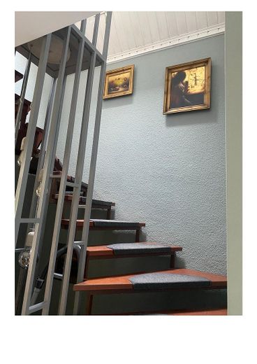 Przytulny dom jednorodzinny / dom z dużym basenem i śródziemnomorskim ogrodem od osoby prywatnej – Treppenhaus