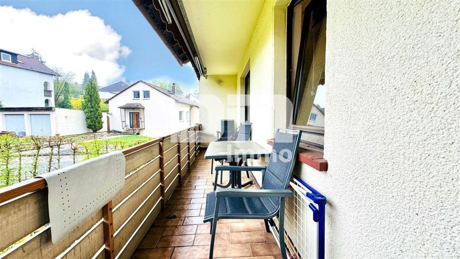 Umfangreich teilsaniertes Dreifamilienhaus mit Garage + PV Anlage und großem Garten – WE2 OG Balkon