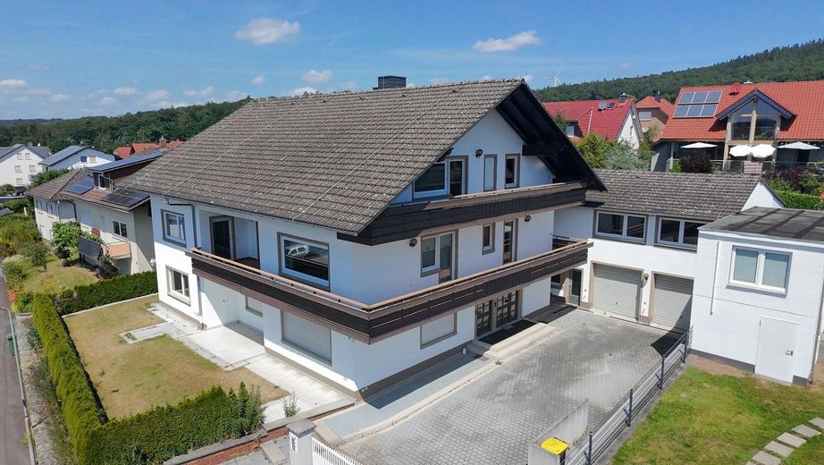 Hochwertiges Zweifamilienhaus, gehobene Ausstattung, Ausbaupotential, traumhafter Ausblick – Eingangsbereich mit Hof