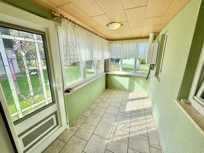 HORN IMMOBILIEN ++ Haus mit Doppelgarage und Nebengebäude in Wodarg bei Altentreptow, ruhige Lage – Veranda