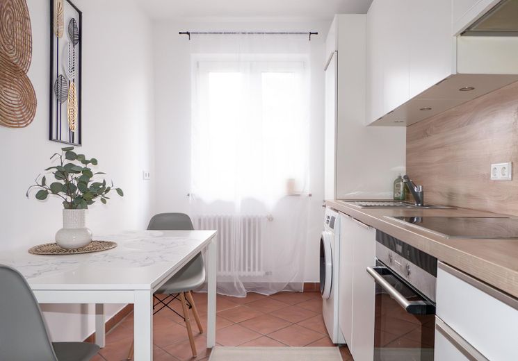 Sehr schöne helle Wohnung in Bestlage – Einbauküche mit Esstisch