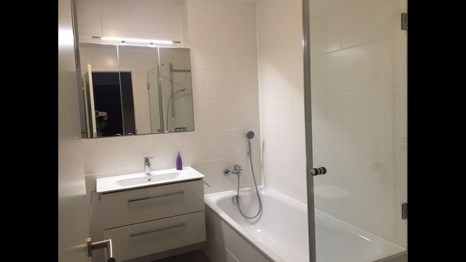 Sehr gepflegtes und hochwertig möbliertes Penthouse – provisionsfrei -  Dachgarten, Tiefgarage – Bad mit Dusche u. Wanne