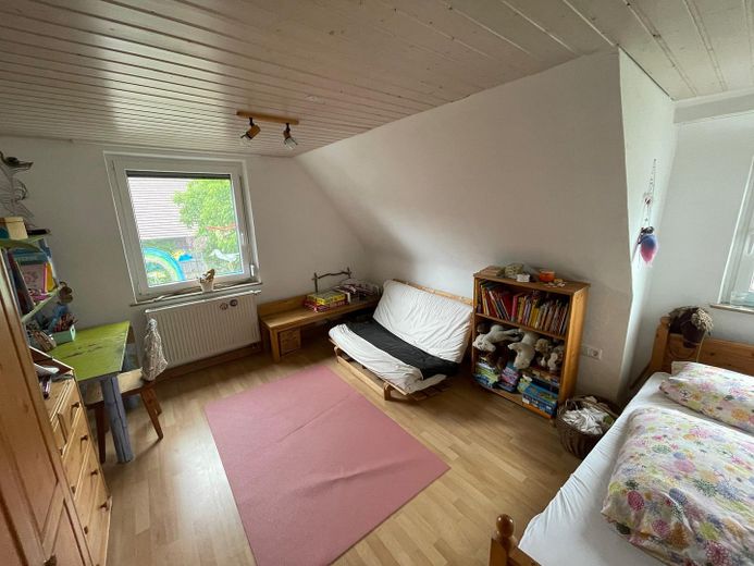 5 1/2 Zimmer Wohnung in ruhig gelegenem Zweifamilienwohnhaus mit sonnigem Garten – Schlafzimmer