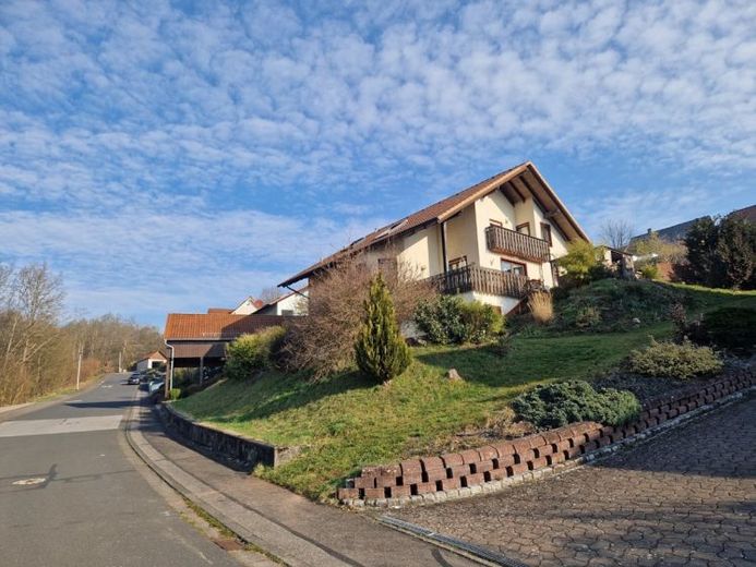 Gepflegtes Einfamilienhaus mit Einliegerwohnung und Fernblick in Burkardroth-Gefäll – Foto 1