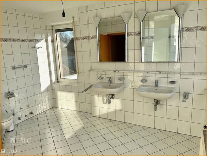 Zeitlose Eleganz im Herzen der Natur: Ein modernes Anwesen mit ländlichem Flair! – Bad (1.OG)