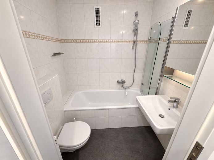 Rénové & charges tout compris : appartement meublé avec une excellente desserte par les transports en commun – Photo 14