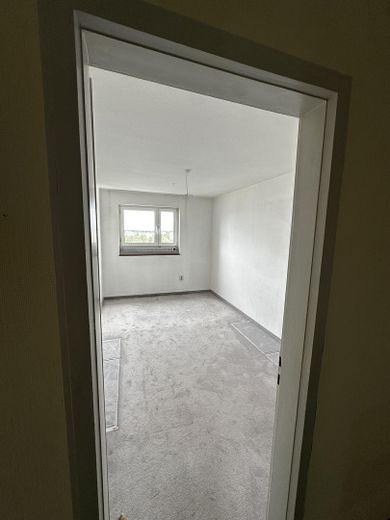 Ampio appartamento vuoto con vista sulle Alpi dal nord di Monaco – Zimmer