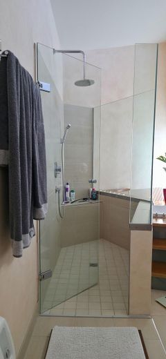 Hochwertiges Architektenhaus mit Wintergarten, Teich und 1.541 m² Grundstück in Albstadt-Tailfingen – Glasdusche