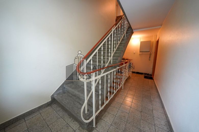 ATIK: Gemütliche 3-Zimmer-Wohnung in ruhiger Lage – Treppenhaus