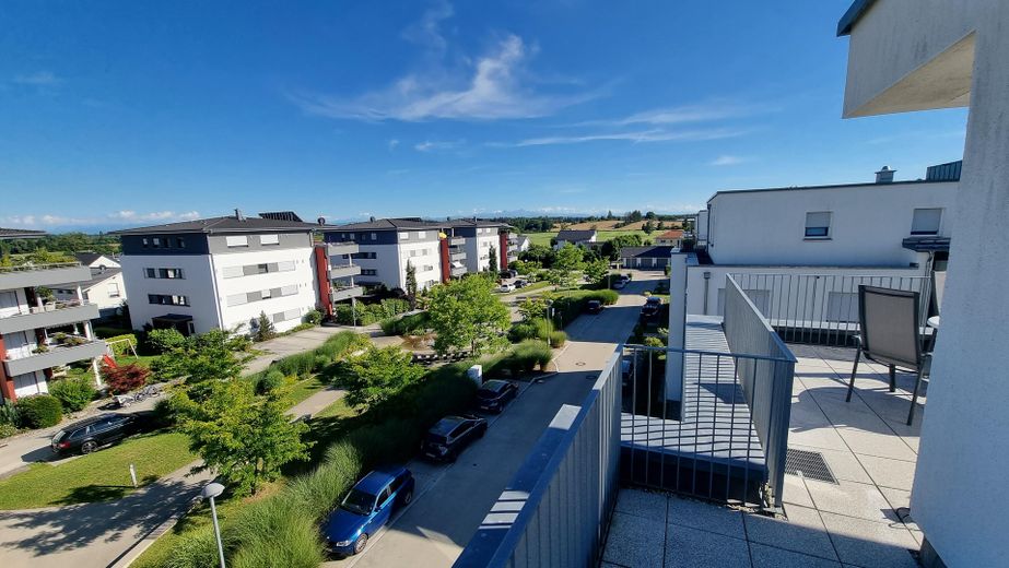Markdorf’ta Alpler manzaralı, asansörlü ve küçük bir konut kompleksinde güneş alan 2,5 odalı çatı katı dairesi – Fotoğraf 29