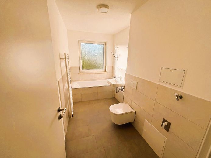 Frisch sanierte 3-Zimmer-Wohnung mit Loggia und TG in attraktiver Lage – Bad