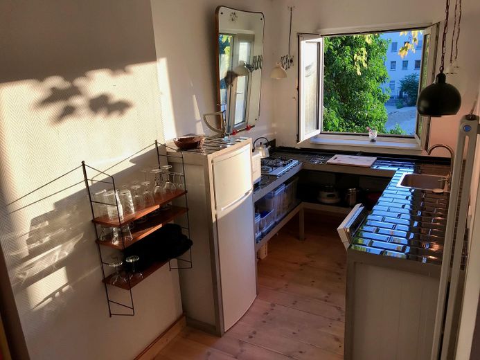 Wohnung mit Charm zentral in Berlin 2. Obergeschoss sofort verfügbar – Küche Übersicht 