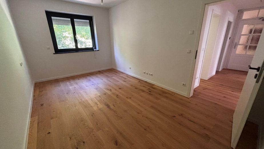 Stilvoll modernisierte Stadt-Oase mit Terrassenzugang, Gartenmitbenutzung und Klimaanlage – Schlafzimmer