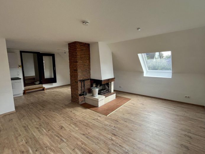 Charmante 4-Zimmer-Maisonette mit Kamin & Einbauküche in Seevetal-Ohlendorf – Wohn- und Essbereich mit Kamin
