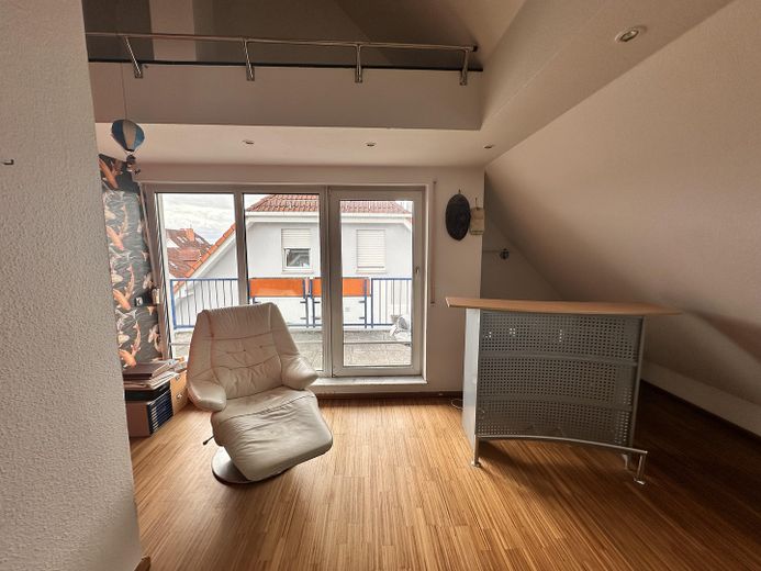 Wohnzimmer mit Blick z. Balkon