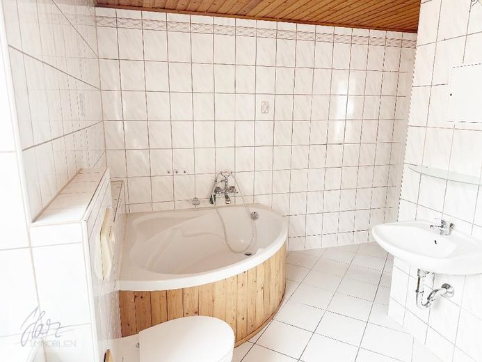 ***VIEL PLATZ &amp; BESONDERER WOHNCHARAKTER - 6-ZIMMER-MAISONETTE MIT KAMIN*** ab demnächst zu vermieten – Tageslichtbad mit Eckbadeanne, Dusche, WC, Waschtisch und Waschmaschinenanschluss - untere Wohnebene
