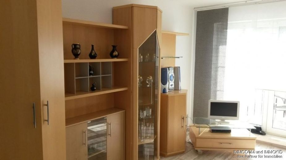 2-Zimmer-Wohnung mit BALKON - vollmöbliert -Nähe VW-Standort – Wohnzimmer
