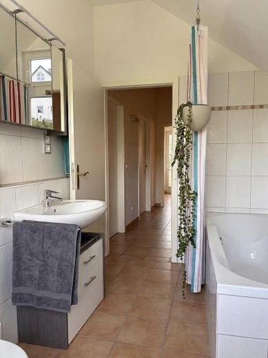 Provisionsfreies Raumwunder - Sehr gute Anbindung und nah am Grünen! – Tageslicht/Badewanne im 2.OG