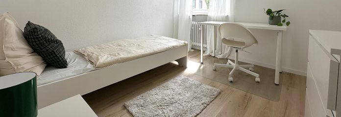 غرفة في سكن مشترك في فرانكفورت-بونامس - سكن مشترك من 5 أشخاص مع حمّامين – Zimmer 4 – Arbeitsplatz