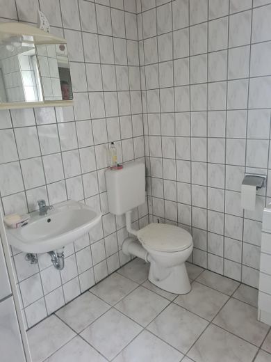 Investmentchance auf Rügen: Mehrfamilienhaus + ca. 3.087 m² Grundstück, Wasser-/Ostseenähe – Bad