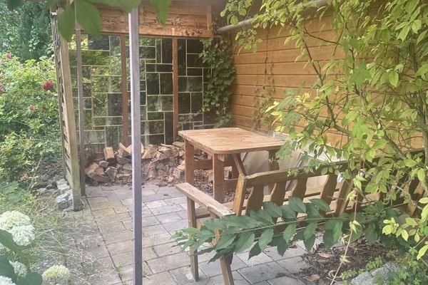 Una casa affascinante con ampio giardino, cantina e garage a Lamspringe