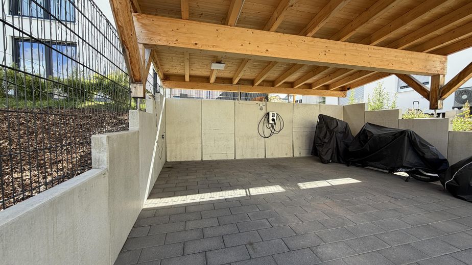 Yeni değerinde masif yapı ev (A+) – ısı pompası, tasarım mutfak ve Wallbox ile, Kulmbach – Carport